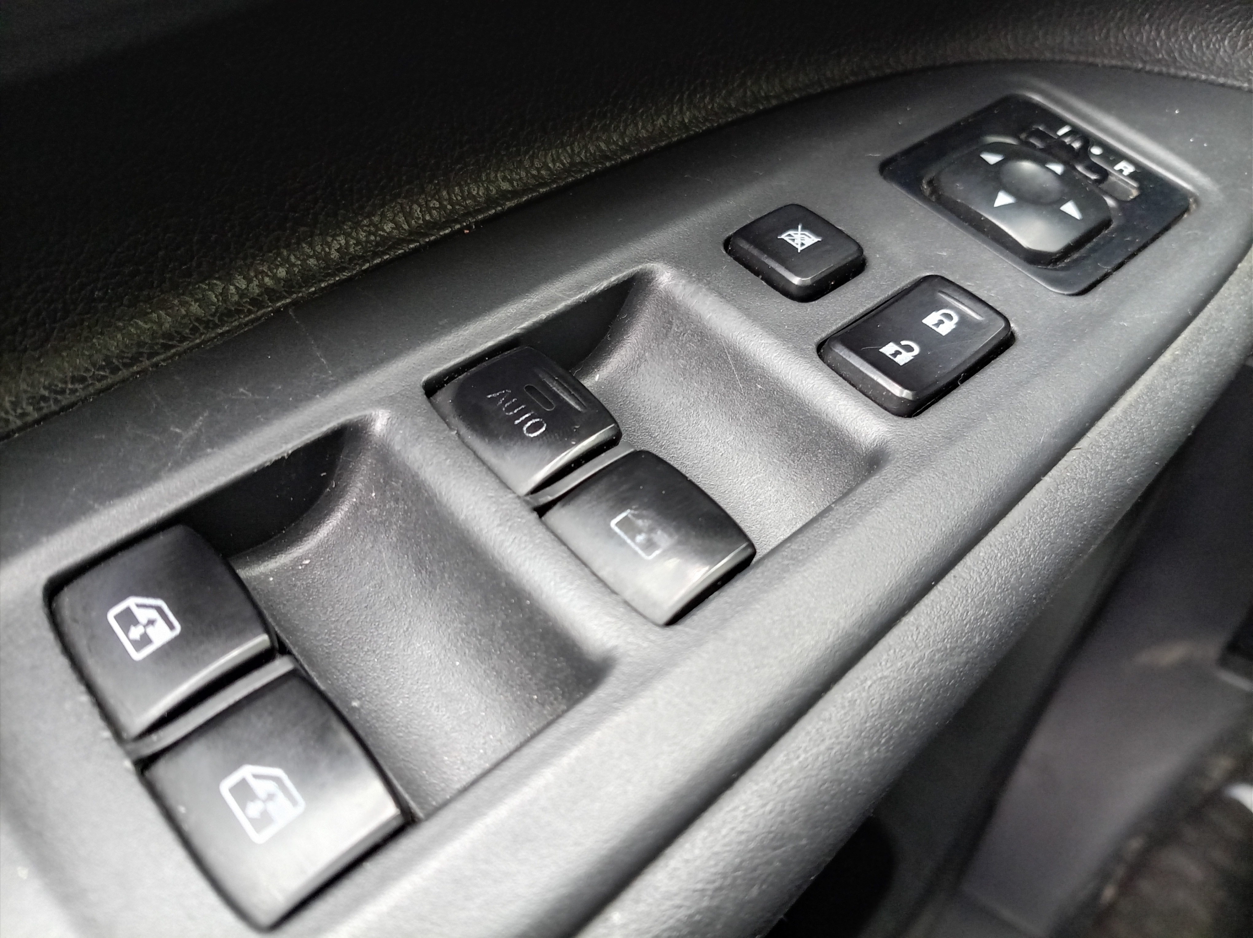 Mitsubishi OUTLANDER 12