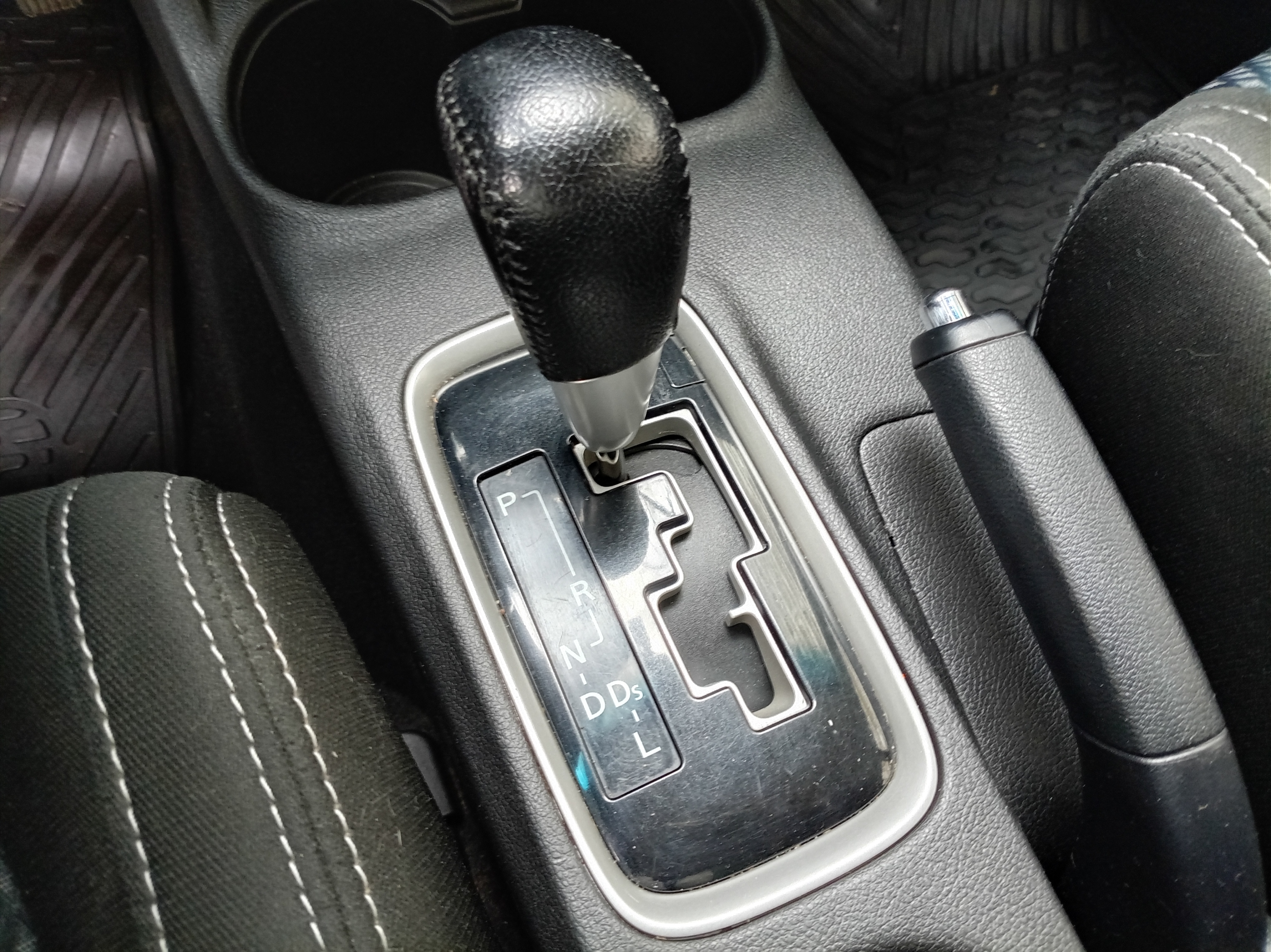 Mitsubishi OUTLANDER 13