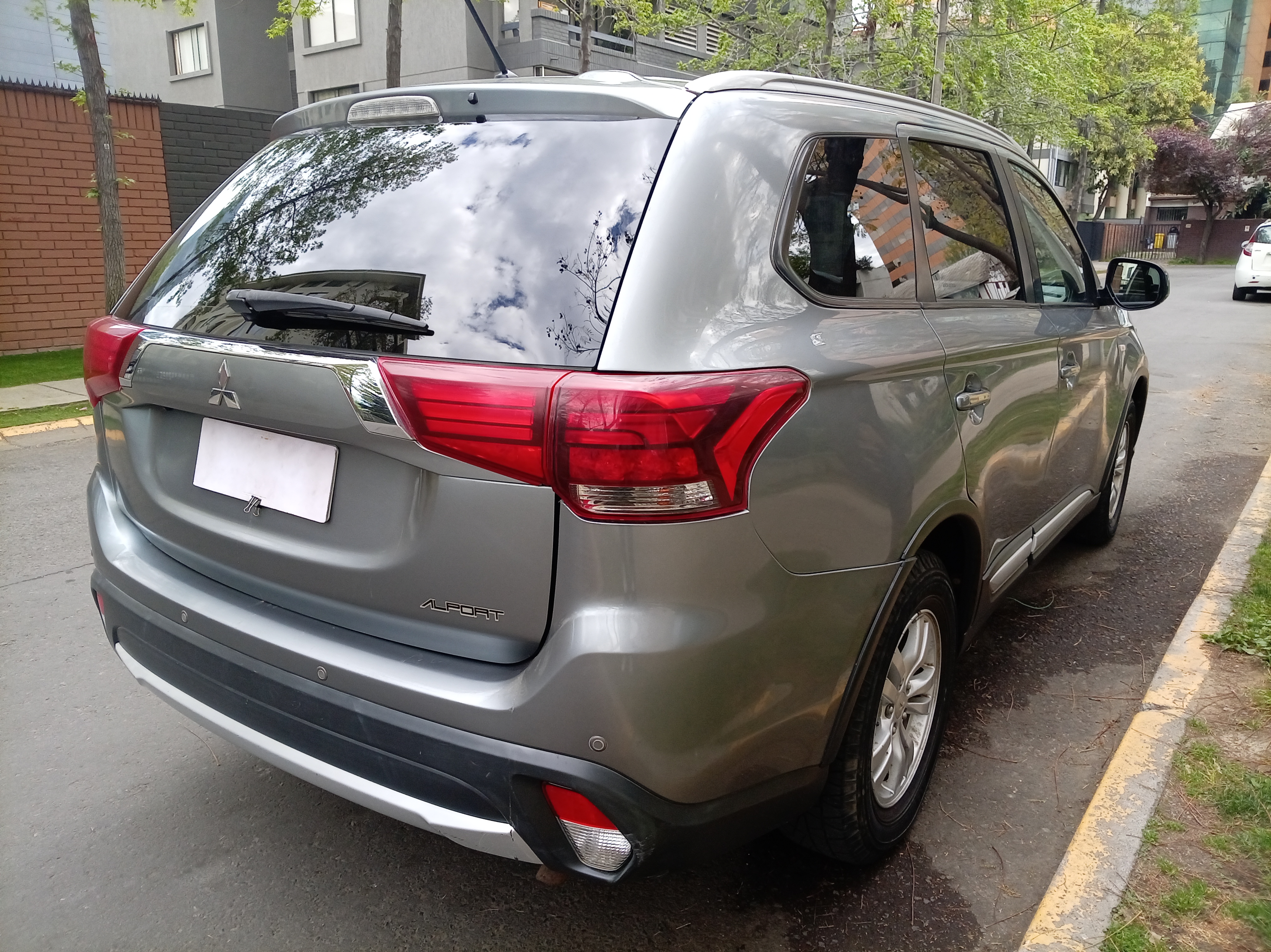 Mitsubishi OUTLANDER 4